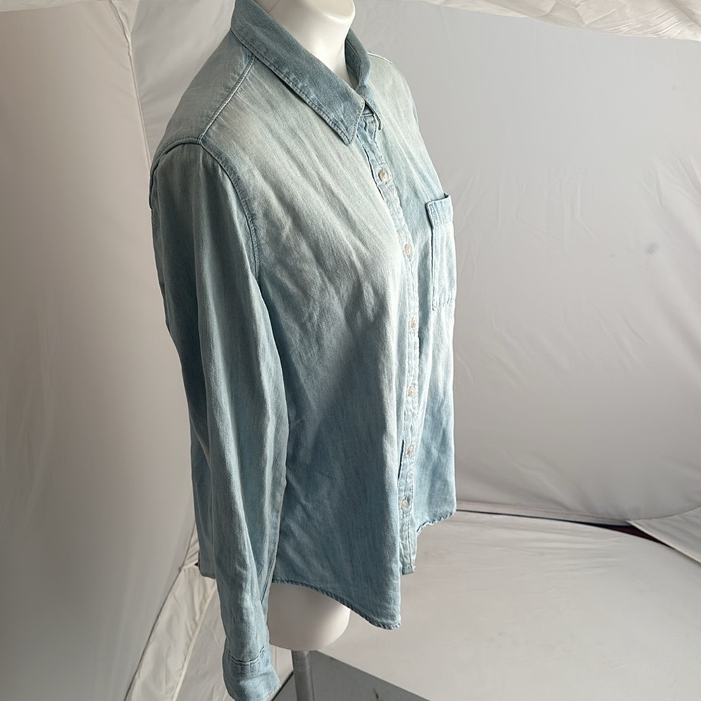 Universal Threads Light Wash Distressed Denim But… - image 2